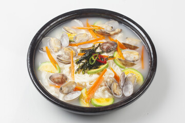   A dish made by kneading wheat flour, rolling it out thinly with a mallet, then cutting it into thin pieces with a knife, and boiling it with clams.

