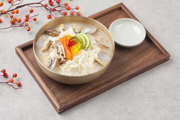   A dish made by kneading wheat flour, rolling it out thinly with a mallet, then cutting it into thin pieces with a knife, and boiling it with clams.
