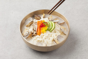   A dish made by kneading wheat flour, rolling it out thinly with a mallet, then cutting it into...