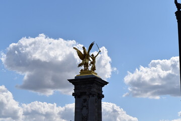 Statue dorée de la Renommée au Combat, sur le Pont Alexandre III, à Paris.