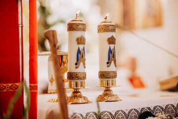 Zapalone świece w kościele © rozentuzjazmowany