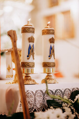 Zapalone świece w kościele © rozentuzjazmowany