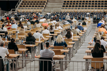 Studenci piszą ostatni egzamin