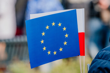 Flaga Unii europejskiej chowana za flagą polski