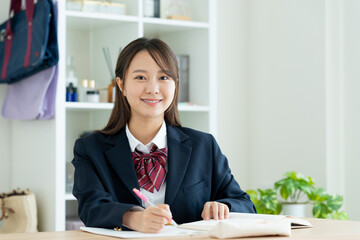 自宅で勉強する女子高生