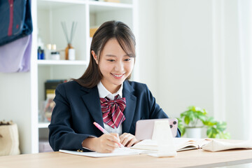 スマホで勉強する女子高生