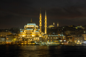 Fototapeta premium Yeni Mosque on Bosphorus at sunset. Beautiful view of Istanbul