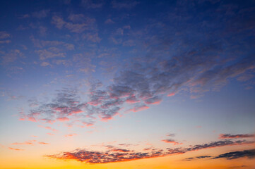 Obraz premium A breathtaking sunset paints the sky with vibrant hues, creating a stunning view.