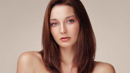 Naklejka premium Beautiful Young Woman With Natural Makeup And Straight Brown Hair