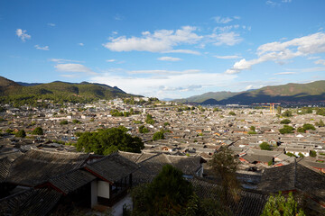 Lijiang ancient city ancient architecture under blue sky and white clouds， Yunnan, China