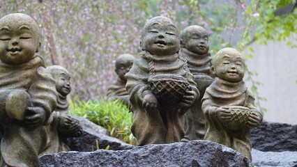 日本の寺の石像