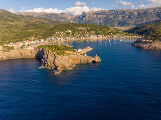 Faro de Punta sa Creu en el Puerto de Soller, Mallorca, Islas Baleares