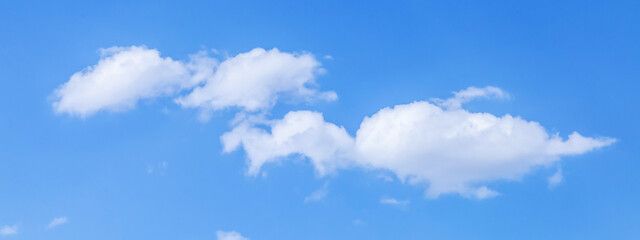 Fototapeta premium The sky is blue and clear with a few clouds scattered throughout