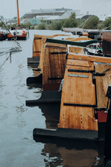 Close Up - Ruder von Plattbodenschiffen im Hafen von Lemmer