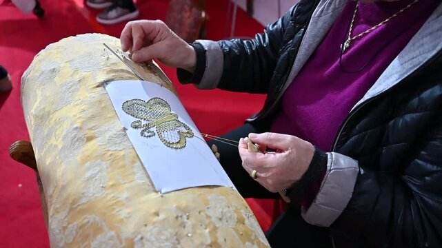 The fantastic gestures of a lacemaker from Isernia