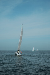 Segelyacht auf dem IJsselmeer mit 2 weiteren weißen Segelbooten im Hintergrund