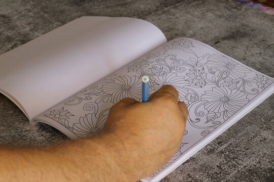 mano dibujando mandalas lapiz 