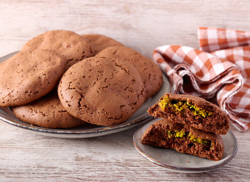 cookies with Dubai chocolate filling