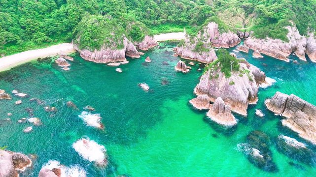 Crystal Clear Waters of Kamogaiso Beach, Tottori, Japan &ndash; Aerial Drone Footage/鳥取県 鴨ヶ磯の透明度抜群の海 空撮映像
