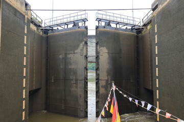Blick in eine Schleuse auf einem Fluss