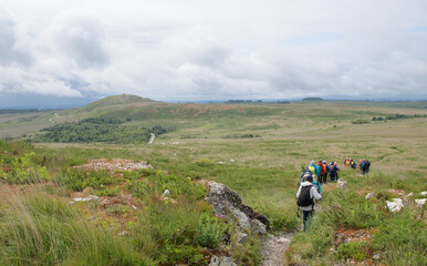Groupe de randonneurs dans les Monts d'Arrée en Bretagne - France