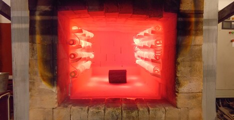 A round billet for heat treatment is heated in a red-hot furnace