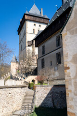 Espectaculares vistas del Castilo de Karlštejn en un día soleado y sin gente. Fotografía vertical