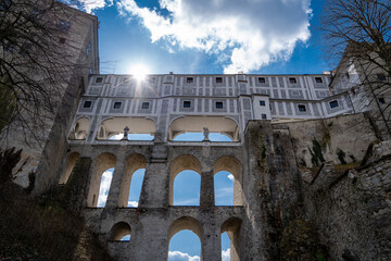 Vistas del espectactular puente de Cloak, en el Castillo de Cesky Krumlov, con el sol pasando por su estructura