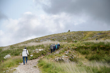 Fototapeta premium Groupe de randonneurs seniors dans les monts d'Arrée en Bretagne - France