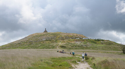 Groupe de randonneurs seniors dans les monts d'Arrée en Bretagne - France
