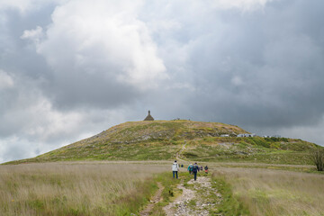 Groupe de randonneurs dans les Monts d'Arrée en Bretagne - France