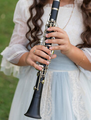 Tocando el clarinete en la naturaleza
