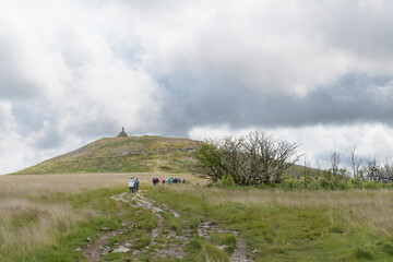 Groupe de randonneurs dans les Monts d'Arrée en Bretagne - France
