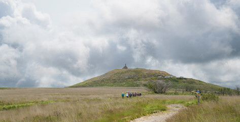 Groupe de randonneurs seniors dans les monts d'Arrée en Bretagne - France