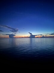 Obraz premium Twilight Ocean Horizon with Dramatic Clouds and Deep Blue Sky!