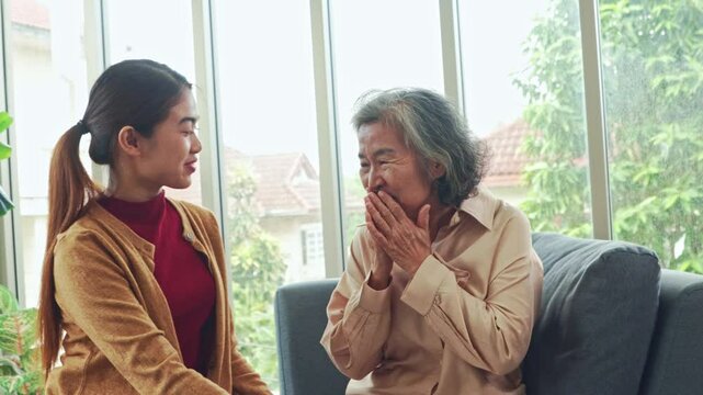 Nurses care for elderly women and talk about good stories to help relieve the emotions of elderly patients with depression and make them bright and smile.