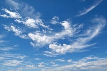 Obraz premium Serene Wispy Cloudscape: A Breathtaking Blue Sky Canvas