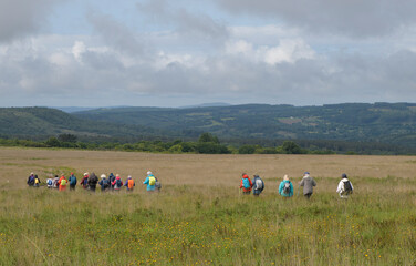 Groupe de randonneurs dans les Monts d'Arrée en Bretagne - France