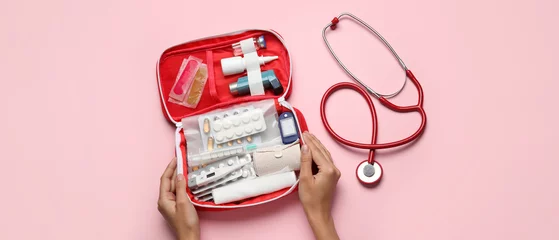 Fototapete Rund Female hands with first aid kit and pills on pink background © Pixel-Shot
