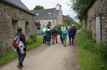 Groupe de randonneurs dans les Monts d'Arrée en Bretagne - France