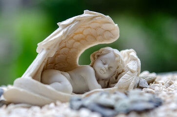 Baby in Engelsflügel aus Gibs, Baby in angel wings made of plaster