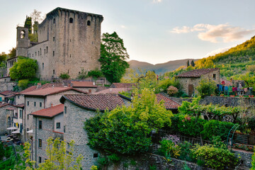 Fototapeta premium Fortezza della Verrucola Overlooks Italian Village