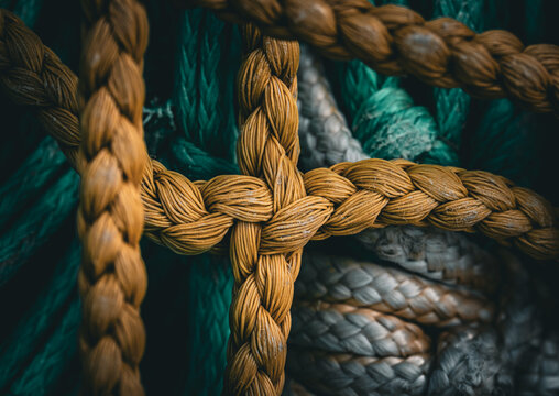 Detailaufnahme von Fischereiseilen und -netzen