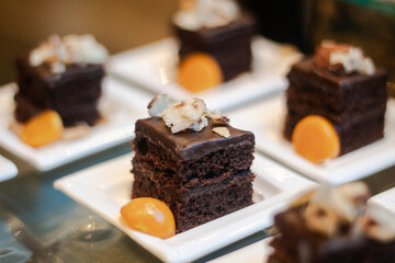 Postre de chocolate con durazno
