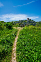 Path past Ottoman ruin to Akrokorinthos summit