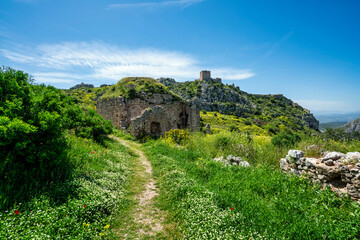 Path past Ottoman ruin to Akrokorinthos summit