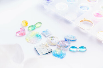 カラフルなレジン作品　