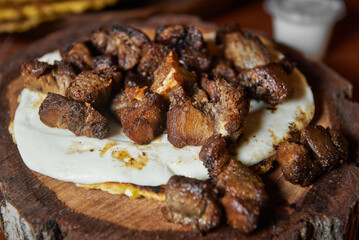 Cachapa con chicharrón
