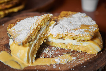 Cachapa con queso cheddar