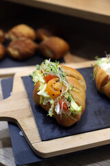 cruasán relleno de vegetales y brotes germinados